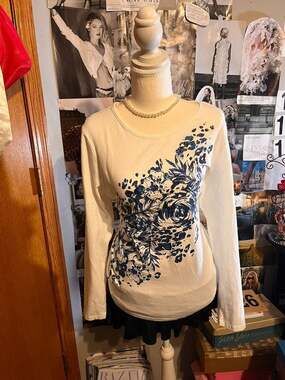 Christopher Banks white long-sleeve with blue floral graphic, sparkly sequin acc